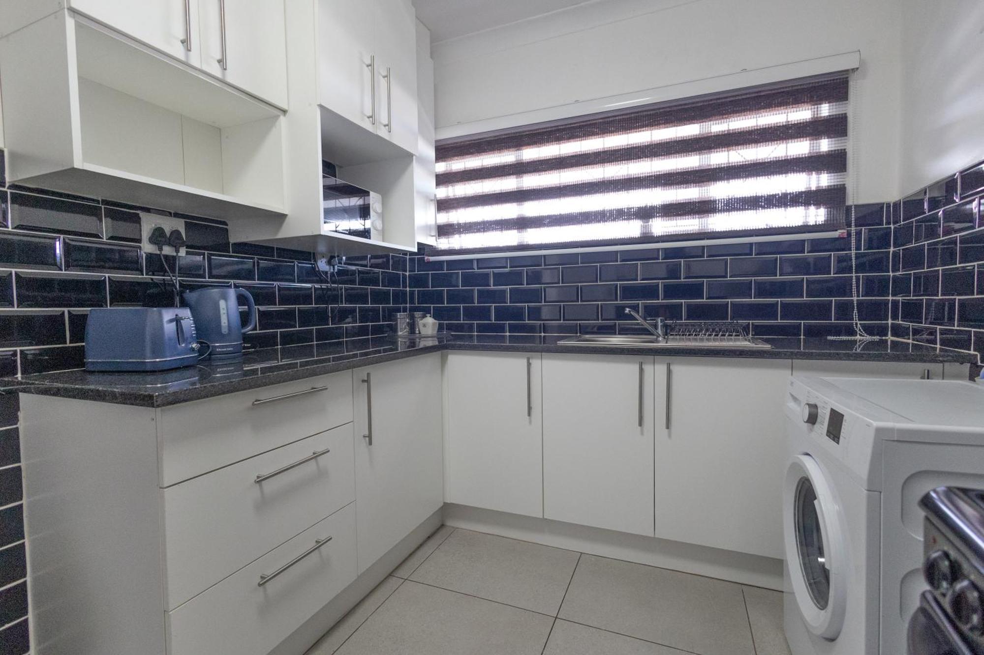 Safi Elegant Self-catering 5 Apartment East London