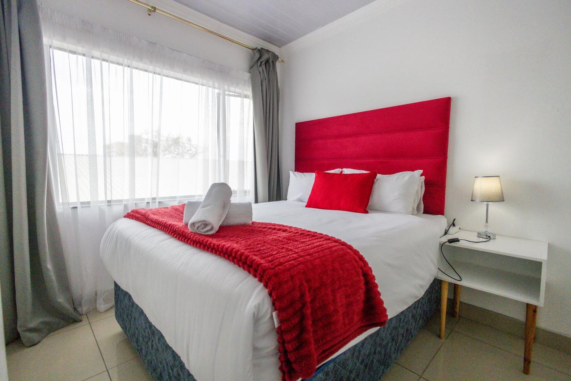 Safi Elegant Self-catering 5 Apartment East London